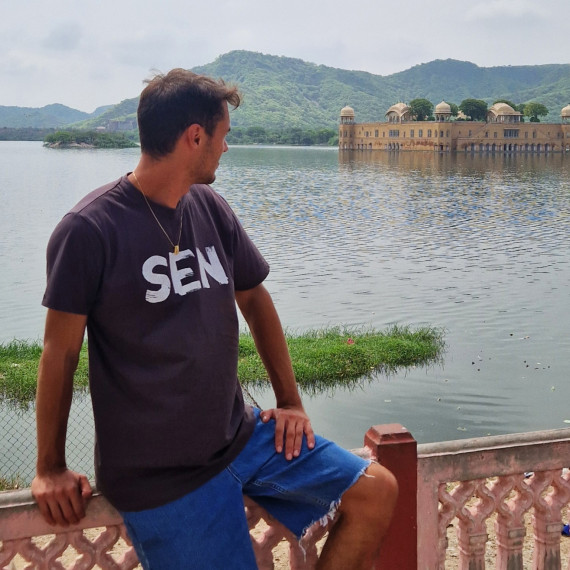 Pohled na vodní palác Džal Mahál v Indii.