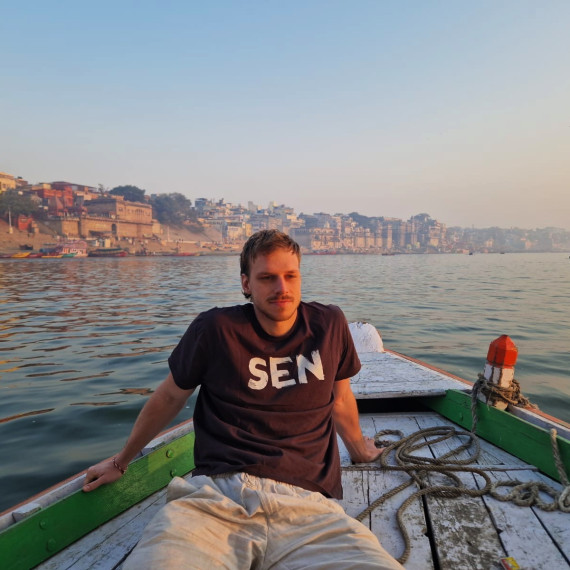 SEN průvodce si užívá východ slunce při plavbě po řece Ganga ve Varánásí.