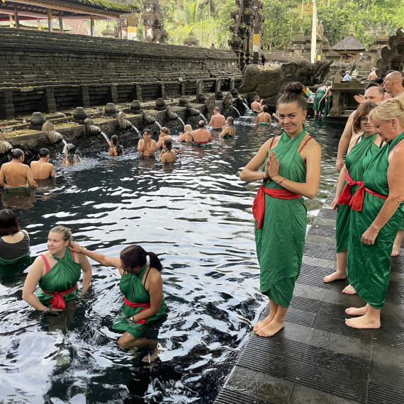 Rituální koupel na ostrově Bali v Indonésii.