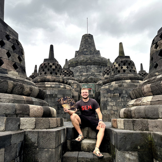 Náš CK SEN průvodce v budhistickém chrámu Borobudur v Indonésii.