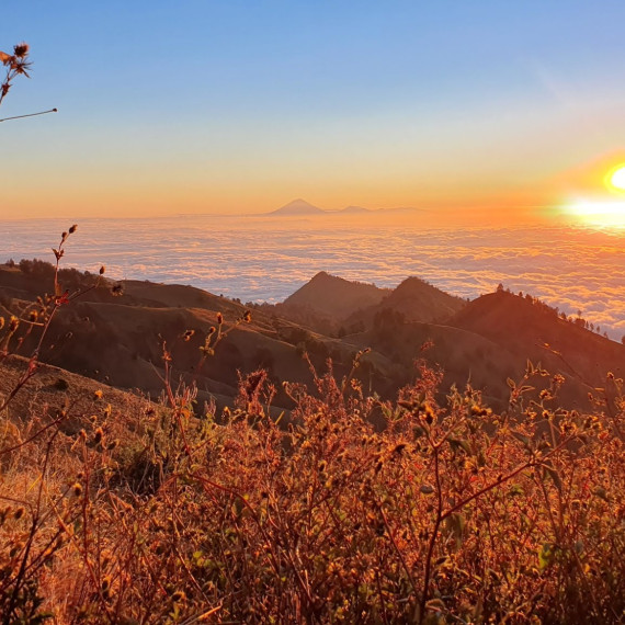 Východ slunce v Indonésii. 