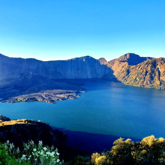 Výhled z výstupu na sopku Rinjani. 