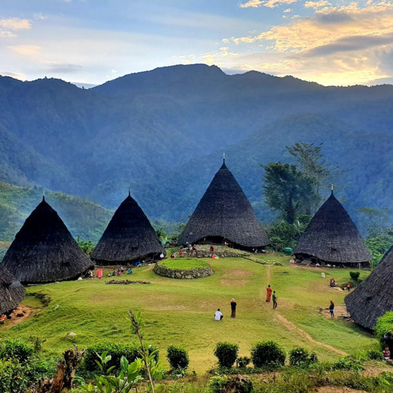 Vesnička Wae Rebo ukryta v horách na ostrově Flores.