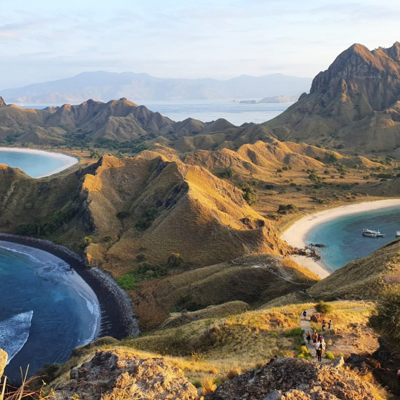 Výhled na hornatý ostrov Padar na Floresu.