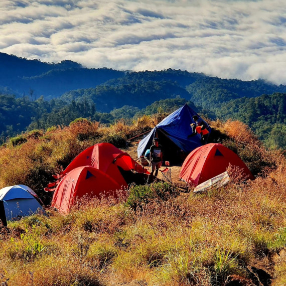 Kempování během treku na sopku Rinjani.
