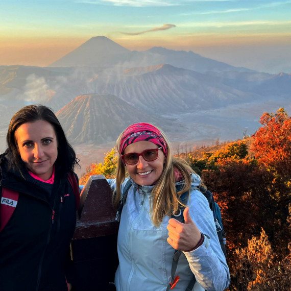 Dvě kamarádky při východu slunce nad sopkou Bromo v Indonésii.