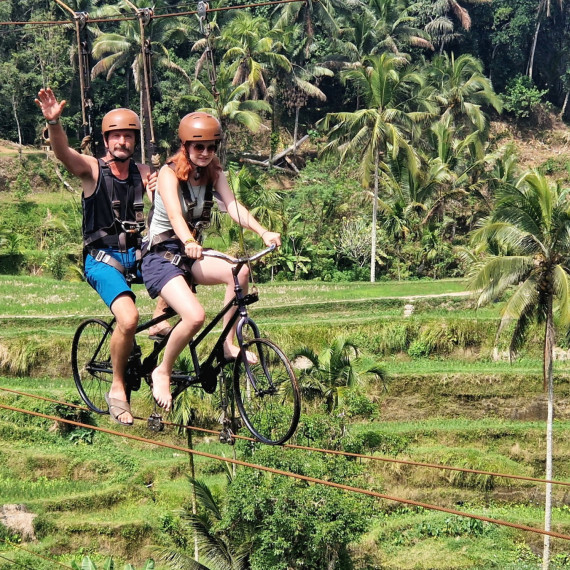 Adrenalin nad rýžovými políčky na Bali.
