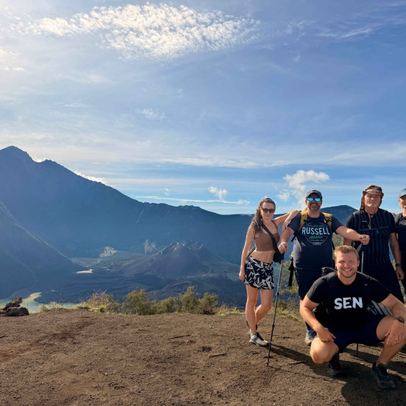 Skupinka CK SEN na ostrově Lombok v Indonésii.