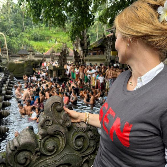 Posvátná koupel na Bali.