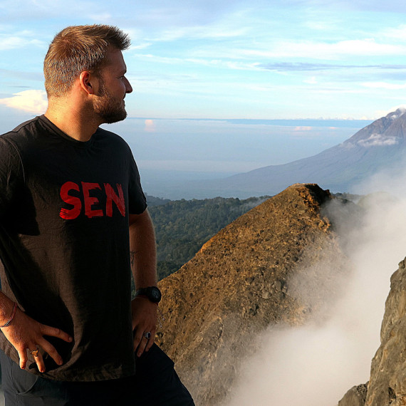 Náš SEN průvodce a epický výhled na doutnající vulkán Merapi v Indonésii.