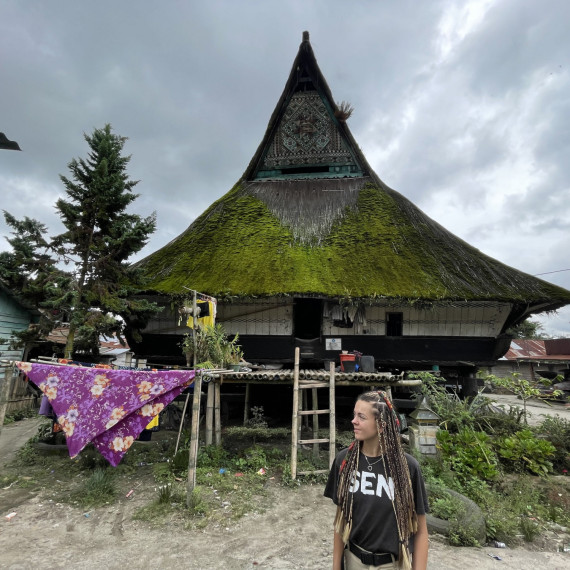 Tradiční indonéský dům na ostrově Sumatra.