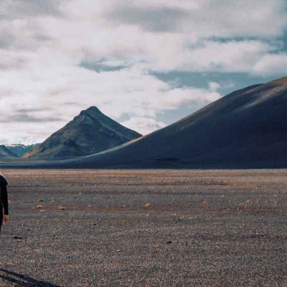 Povrch oblasti Landmannalaugar připomíná měsíční krajinu.