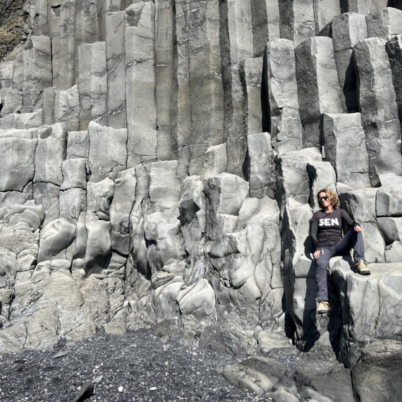 Skalní útvar na populární islandské pláži Reynisfjara.