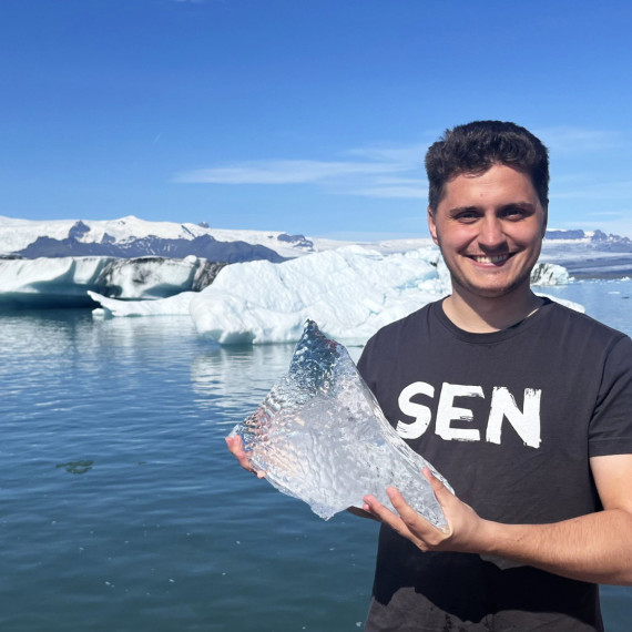 Náš CK SEN průvodce, který má v rukou kus islandského ledovce.