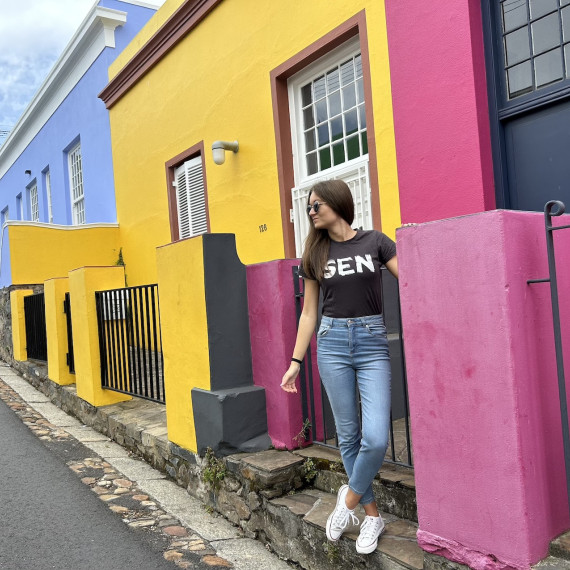 SEN průvodkyně na procházce barevnou muslimskou čtvrtí v Kapském Městě. 