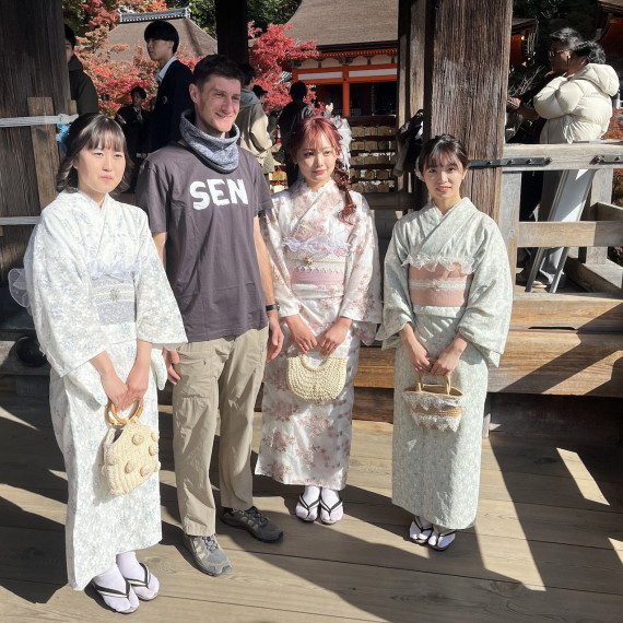 SEN průvodce pózuje s gejšami.