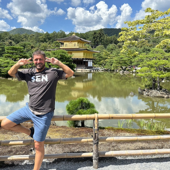 Kjóto - SEN průvodce u ikonického Zlatého pavilonu.