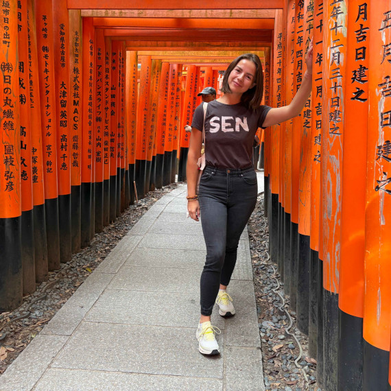 CK SEN průvodkyně ve slavné svatyni Fushimi Inari Taisha v Kjótu.