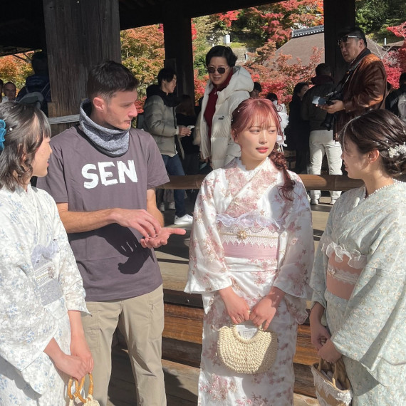 Průvodce SEN s dívkami v kimonech.