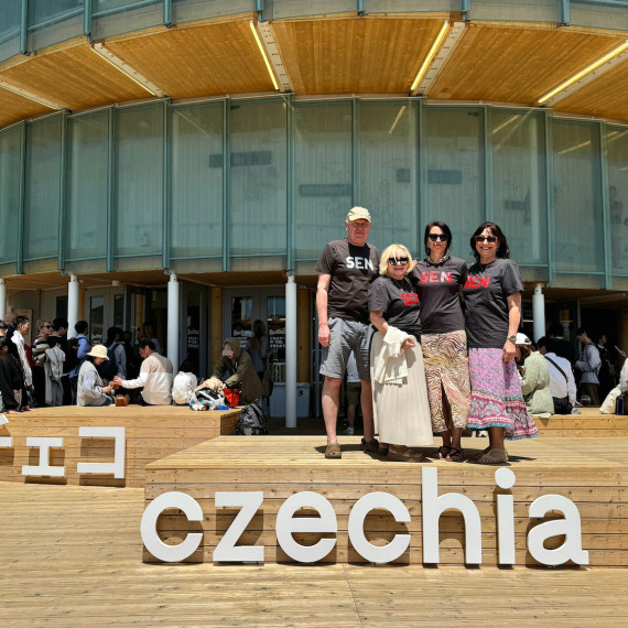 Skupinka SEN cestovatelů na výstavě Expo v Osace.