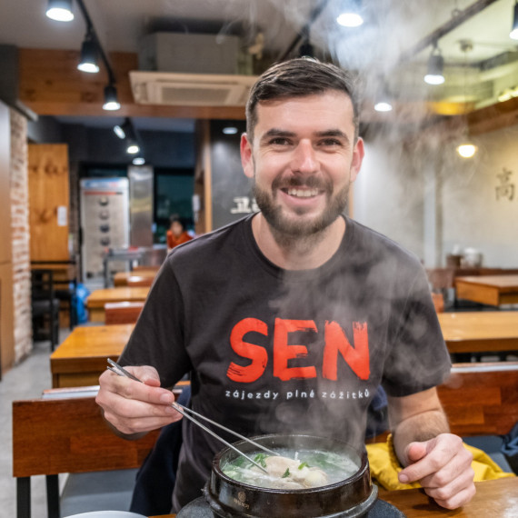 Ochutnávka tradiční korejské polévky dak gomtang.