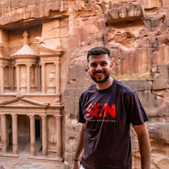 Pokladnice al-Khazneh, nejznámější památka ve skalním městě Petra.