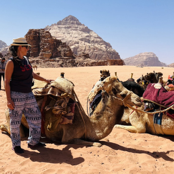 Autentické Jordánsko – velbloud v nekonečné poušti pod skalními masivy.