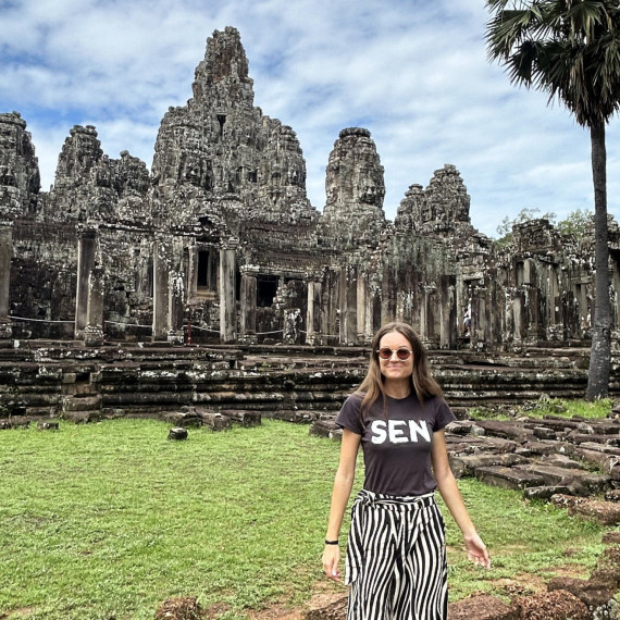 Naše SEN průvodkyně u starověkého chrámu Bayon v Kambodži.