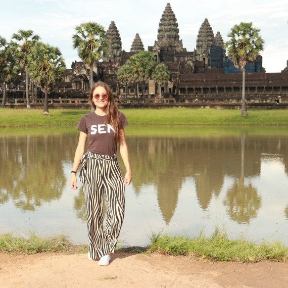 Naše CK SEN průvodkyně před populárním chrámem Angkor Vat v Kambodži.