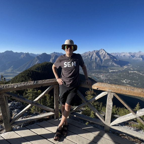 Výhled na mohutné hory národním parku Banff.