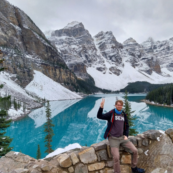 Náš SEN průvodce u jezera Moraine, obklopeného zasněženými horami.