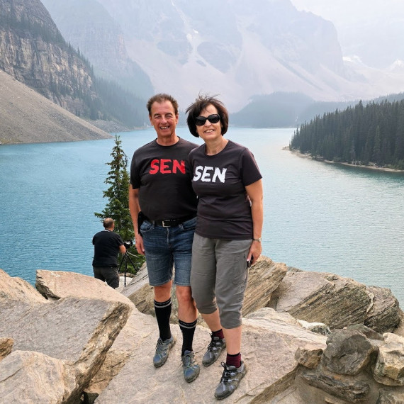 CK SEN klienti a dechberoucí výhled na jezero Marvel.