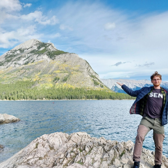 Jezero Minnewanka v kanadském národním parku Banff.