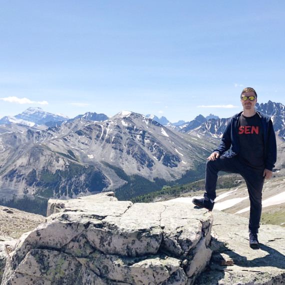 Dechberoucí panorama kanadských hor.