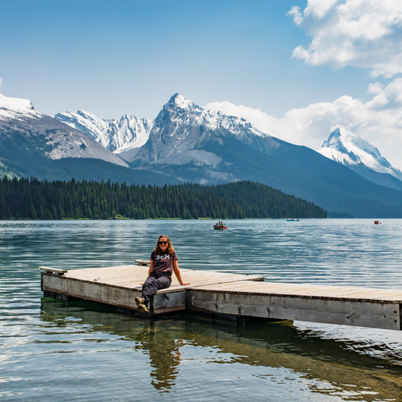 Dechberoucí příroda národního parku Jasper a azurové jezero Maligne v Kanadě.
