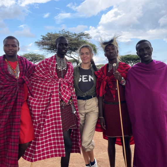 SEN průvodkyně společně s obyvateli místního kmene v Keni.