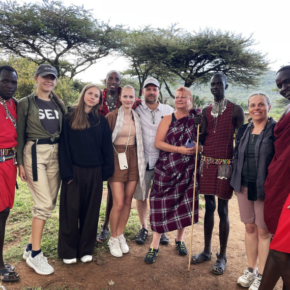 Skupina našich CK SEN klientů na návštěvě místního kmene.