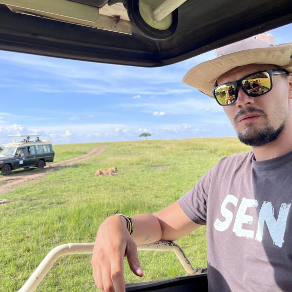 Projížďka offroadem v národním parku Masai Mara v Keni.