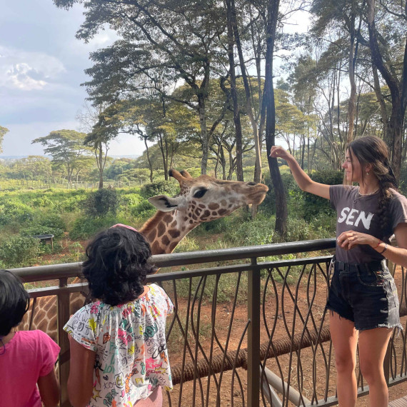 CK SEN v žirafím centru v Nairobi.