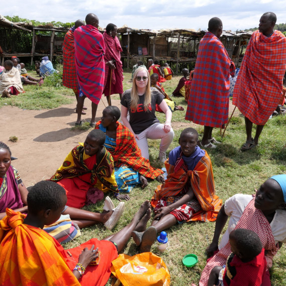 Vřelé přivítání v tradiční masajské vesnici od místních obyvatel. 