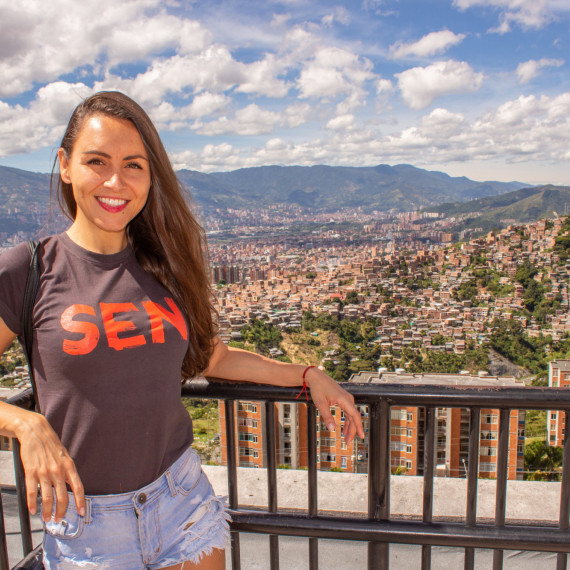 Naše SEN průvodkyně a epický výhled na město Medellín.
