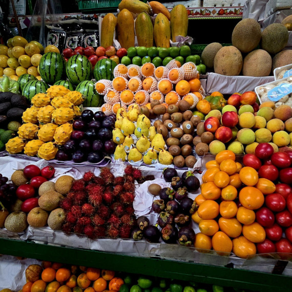 Trh v Kolumbii s ovocem všech barev a chutí.
