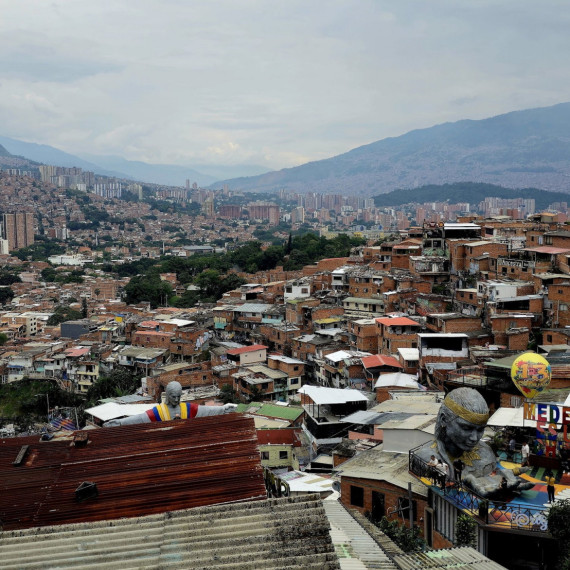 Výhled na Medelín ze slavné Comuny 13.