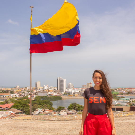 Kolumbijská vlajka vlající nad městem Cartagena.