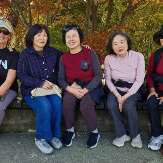 Skupinová fotka s místními v Jižní Koreji.