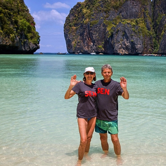 Klienti CK SEN na slavné pláži Maya Bay v Thajsku..