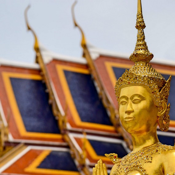 Královský palác v Bangkoku září zlatem. 