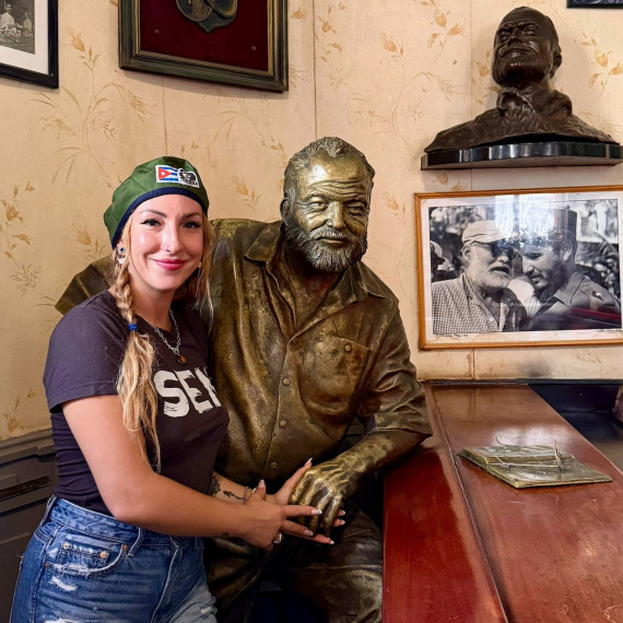 Průvodkyně Viki se svým kamarádem Hemingwayem.