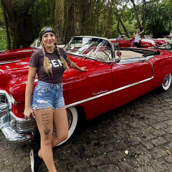 SEN průvodkyně Viki se chystá na jízdu americkým veteránem.