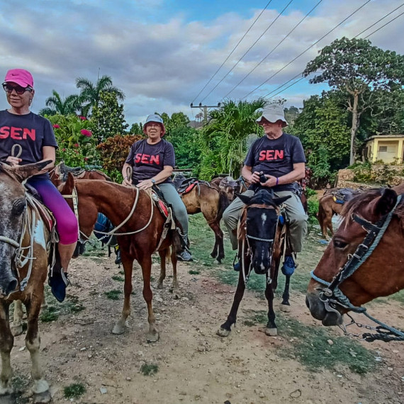Skupinka SEN klientů si vyrazila na projížďku na koni kubánskou přírodou.